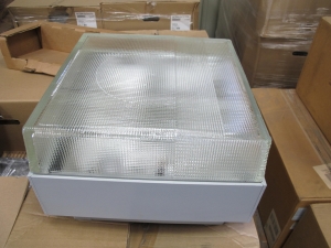 LOT (8) FIXTURES, LIGHTING, 150 WATT PULSE METAL HALIDE (MH), WITH EM RELAY KIT, MODULE 600, 120 VAC, MEDIUM BASE SOCKET, GRAY FINISH, CONDUIT ADAPTER, 16" WIDE X 16.25" HIGH X 11.25" DEPTH SIZE, BOROSILICATE PRISMATIC GLASS REFRACTOR, POLE OR SURFACE-MOUNTED LUMINAIRE. INCLUDES: > LIGHT FIXTURE (HOLOPHANE MW15DMH12GADEMUSPOM) > MAIN LAMP HOLDER (4 KV PULSE RATED, 660W-600V) > MAIN LAMP (S (W-44) LOADING & HANDLING FEE $15-
